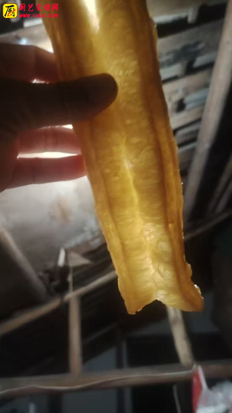 学员香酥油条制作成功，马上开始摆摊售卖