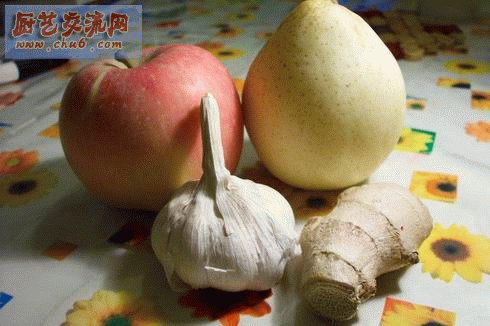 准备好：姜，蒜，苹果，梨