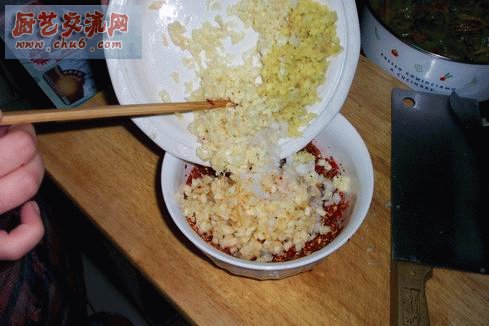 把姜蒜苹果梨末儿倒入辣椒面中