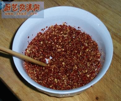 加入适量凉白开，把辣椒面，盐，味精调匀]