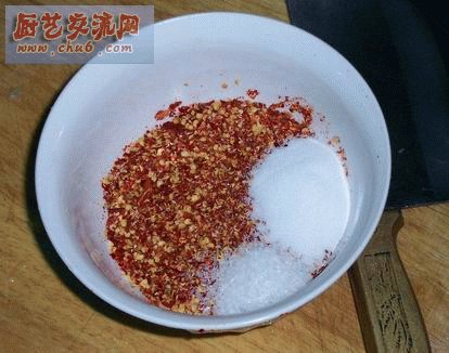 辣椒面，盐，味精