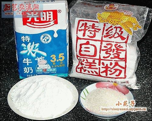 材料：牛奶500ml、粟粉（玉米粉）100克、自发粉（如果没有可以在普通面粉里掺发粉）1杯、糖70克