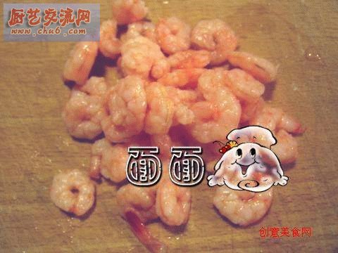 虾仁，新鲜的也可,过了开水的也可.备用（最好是新鲜的）这样虾比较嫩
