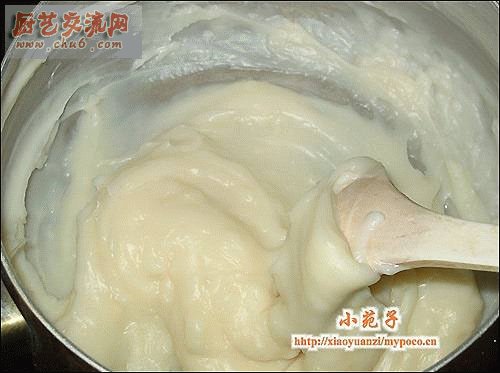 把牛奶、粟粉、糖放锅里调成无粉粒的奶浆，用中慢火搅拌煮至浓稠凝固，熄火