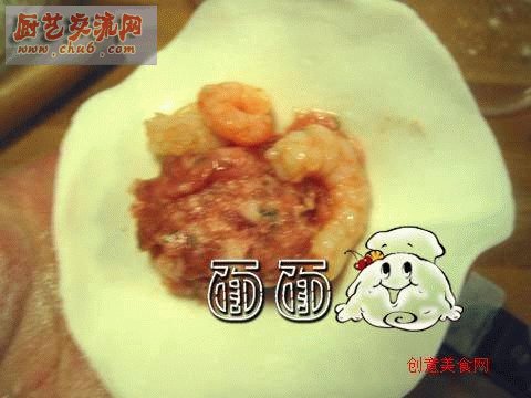 揪剂,擀皮，先放肉馅儿, 再放几个虾仁进去, 包成饺子.一定要快点包，这种面团很快就干，干了就容易