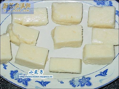冻奶糕切成小长方块