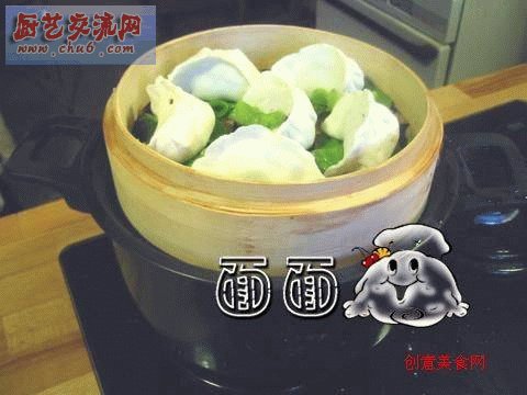 把包好的排到蒸笼里，下面垫上薄薄的胡萝卜片或者菜叶。