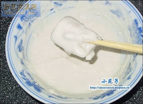 自发粉用3/4杯水、少许盐和油调成脆浆，将奶糕沾满脆浆