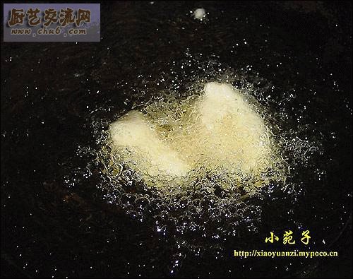 用中火炸至表皮金黄即可沥油上碟