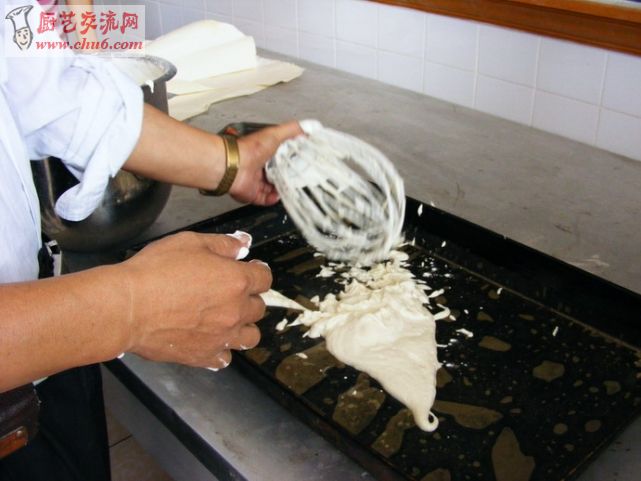 步骤3把鸡蛋和面粉混合.jpg