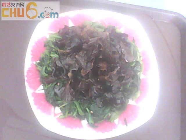 木耳与菠菜以不同口味拌制以一道菜两种口味著称