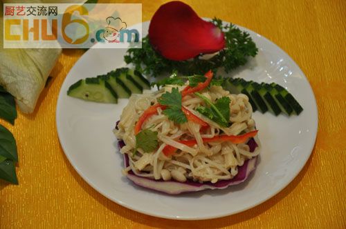 主要以蒜油与麻油作调味，口感麻香。带有蒜香味