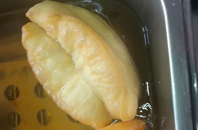 炸的油条实心，硬邦邦，油条老是不上颜色什么原因