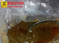 鸭脖店卖的鸭脖 外边黏黏的，是一层什么？