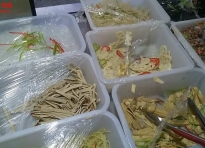 绝地求生系列1：用电动大巴车出奇制胜，只卖半天熟食，就有七八百收益