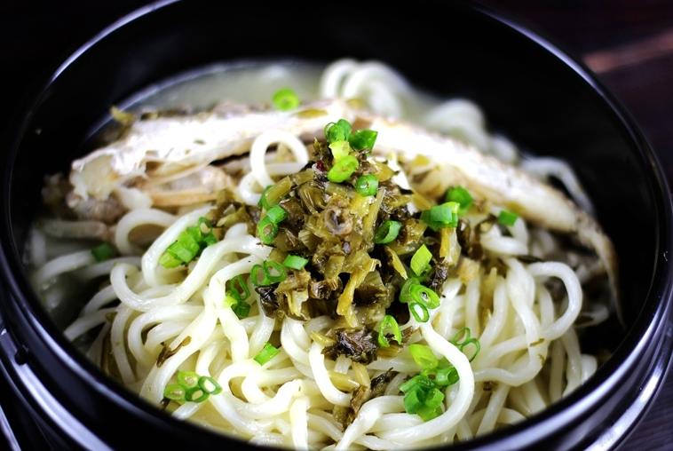 黄鱼煨面