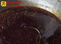 金汤麻辣烫炒好的底料兑入高汤，如何能没那么多杂质，黑点呢？