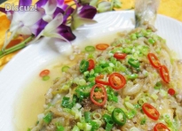 东北酸菜蒸大黄鱼做法